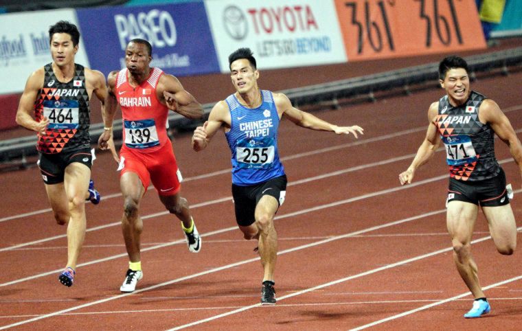 楊俊瀚(左三)在亞運200公尺奪銀成績優於世田賽標準，惜未在達標期程內。資料照片 李天助／攝影。