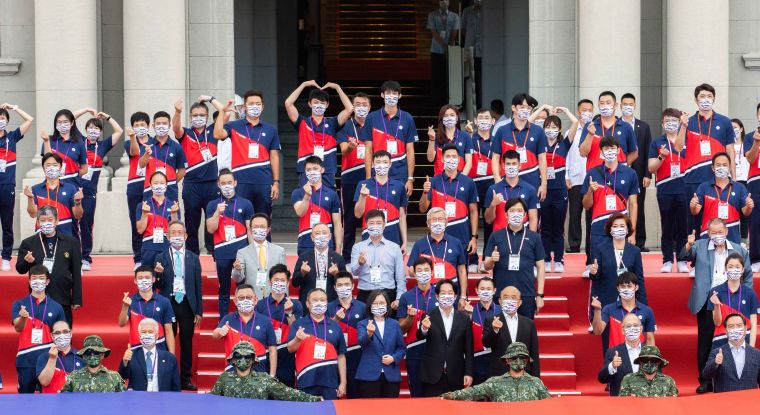 中華奧會主席林鴻道在總統府與所有東奧選手合影。中華奧會提供