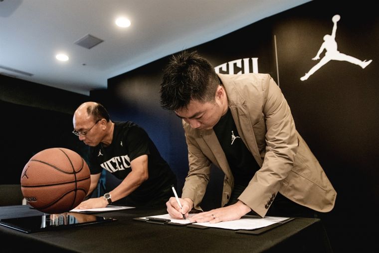 政大體育室主任王清欉教授(左)與Nike Taiwan 品牌代表蔡偉傑行銷總監簽約。Nike提供