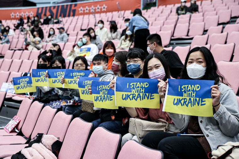 球迷在場邊也舉烏克蘭國旗。官方提供