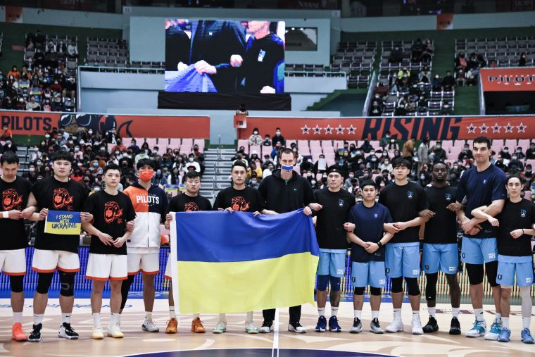 臺北富邦勇士球團與烏克蘭籍隊友塞瑟夫在場上共舉烏克蘭國旗。官方提供