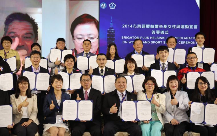 教育部體育署與中華奧會號召近30個體育團體及單位簽署大合照。李天助攝