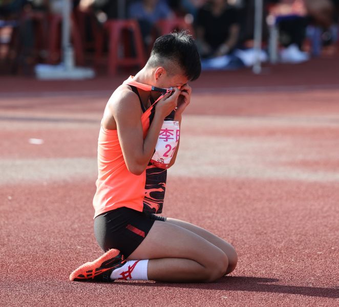 成功破了全國紀錄後，李晴晴坐在地上抽泣。李天助攝