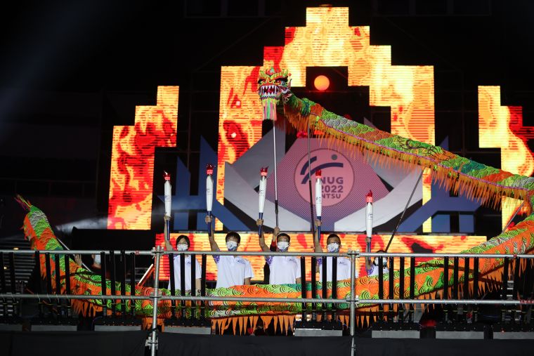 三屆奧運五名國手共同點燃聖火。李天助攝