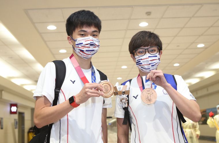 林昀儒(左)、鄭怡靜替台灣奪睽違21年的獎牌。體育署提供