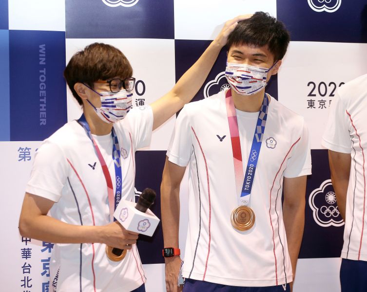 林昀儒(右)、鄭怡靜替台灣奪睽違21年的獎牌。體育署提供
