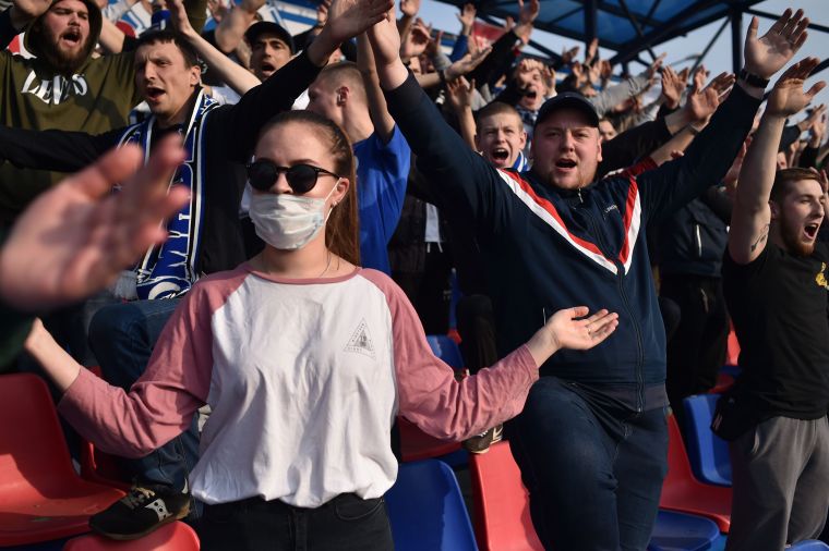 白俄超大多數觀眾還是沒戴口罩。法新社