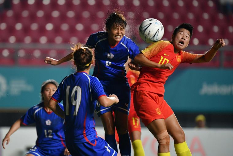 中華女足奮力防守，但可惜仍以1球落敗。法新社