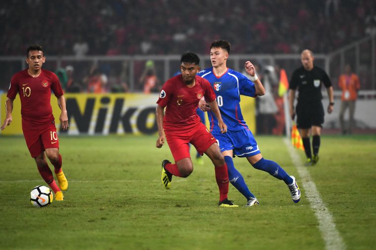 中華U19(藍)不敵地主印尼。全國足協提供