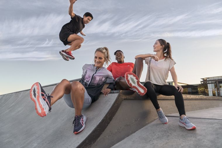 ASICS以彈簧床為靈感推出彈力系列鞋款，讓年輕跑者感受更輕盈、彈力的舒適腳感。官方提供