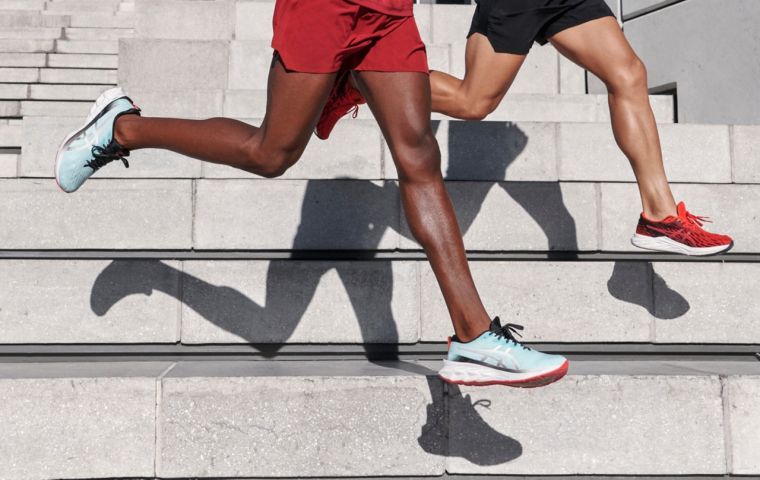 ASICS推出全新一代NOVABLAST 2、DYNABLAST 2跑鞋，超高回彈力中底，加上創新幾何的吸睛外型強化穩定性，提升跑步效率。官方提供