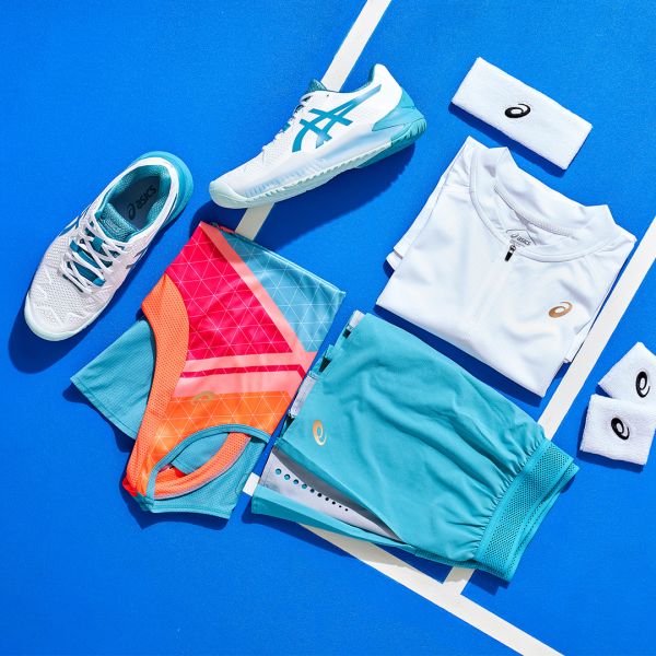 ASICS美網全新網球系列產品以鮮豔亮麗的海洋藍與珊瑚橘配色營造出夏日繽紛季節感。官方提供