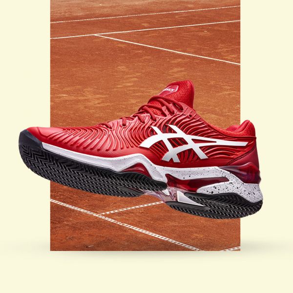 ASICS頂級網球鞋款COURT FF更推出球王專屬COURT FF NOVAK款，以搶眼紅色鞋面搭配白色虎爪LOGO，成為場上新焦點。官方提供