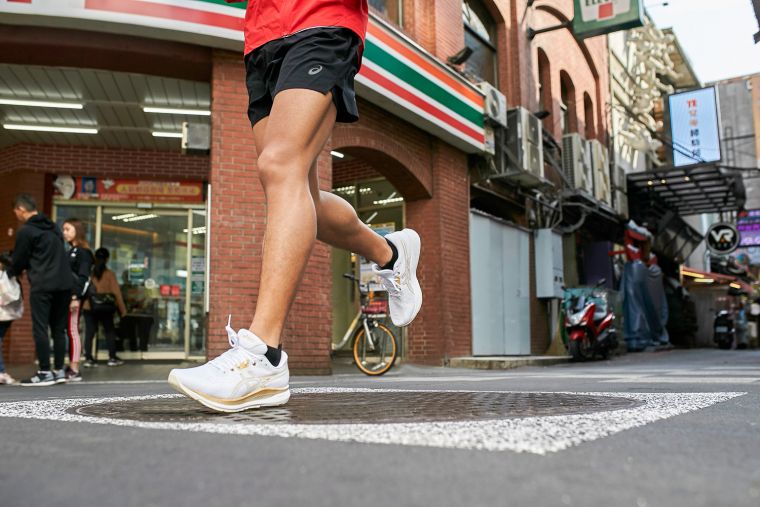 ASICS 省力跑鞋RIDE家族新成員 EVORIDE閃耀白金輕快上市。官方提供