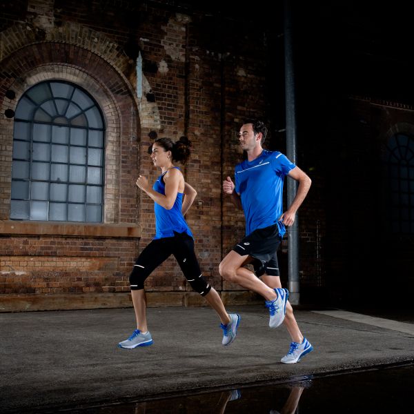 ASICS_Liteshow系列男女多款具備反光設計項目的夜跑服飾，貼心守護夜跑安全 
