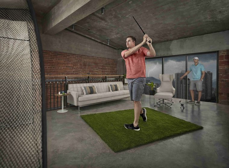 Approach R10獨特3D模擬器打造的「Home Tee Hero虛擬球局」，讓你不受場域限制，自由暢打全球42,000幅真實球道，隨時隨地享受揮桿樂趣。官方提供