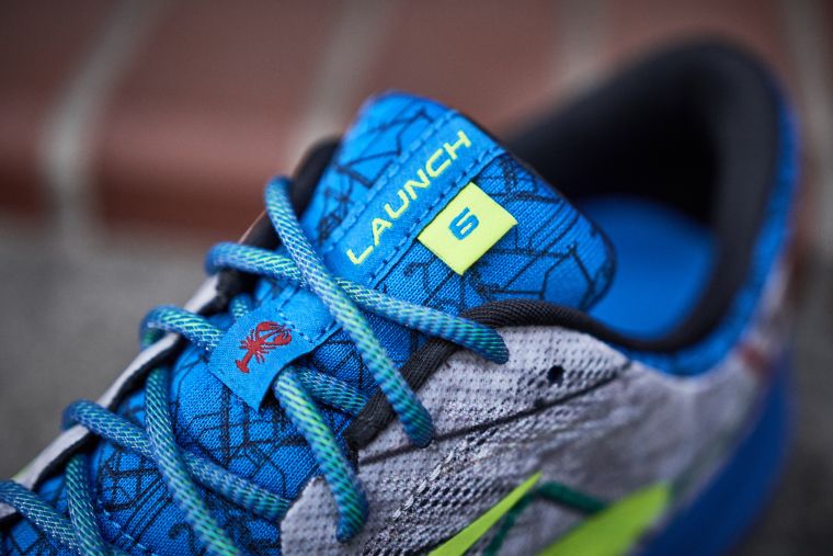 BROOKS LAUNCH 6波士頓馬拉松限定款，鞋舌、鞋跟延續經典龍蝦圖騰。