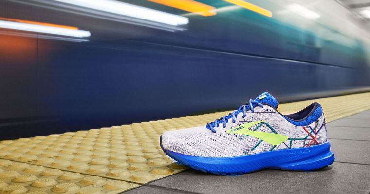 BROOKS LAUNCH 6波士頓馬拉松限定款，鞋身布面置入波士頓地鐵交通路線圖。