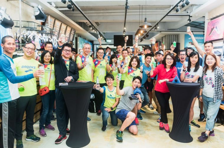 BROOKS5月31日於臺北信義旗艦店盛大舉辦VIP PARTY，廣邀全台跑團跑友參加(舉杯)。