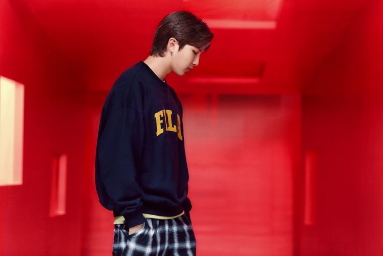 BTS隊長RM演繹FILA新復古學院風棉質衛衣，展現校園青春氣息。官方提供