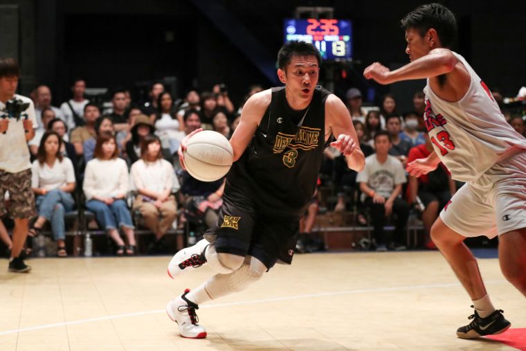 CROSSOVER是一個將個人潛力發揮到最大限度嶄新的籃球競賽 更是一場華麗的籃球競賽秀 10月20及21在新竹大魯閣湳雅廣場精采呈現。