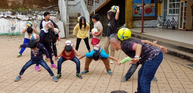 DJC團隊指導寶山國小學生練習花式足球。DJC團隊提供