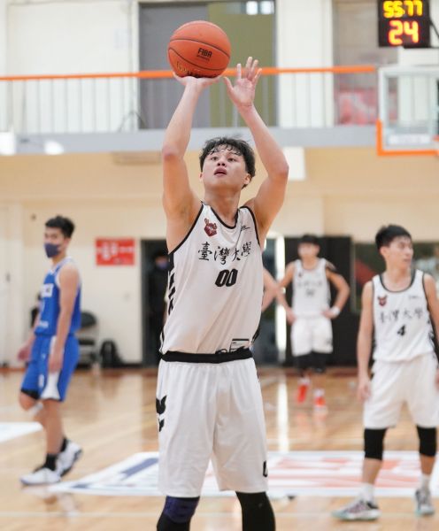 臺灣大學張健爾一級生涯新高20分外帶10籃板。大會提供