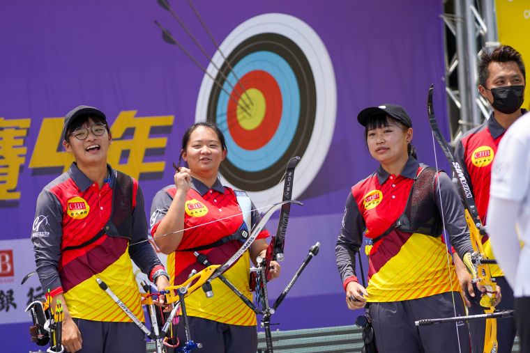 彰化銀行女團選手左起劉虹均、徐渝涵、張心怡。射箭協會提供