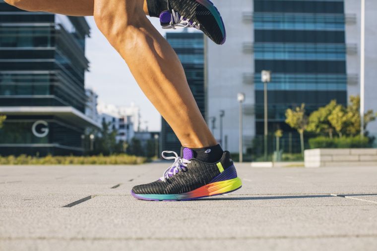 DynaFlyte 3 SP將鞋面的ADAPT MESH科技進一步優化，從腳跟到鞋頭，分三個區域打造不同的編織鞋面，讓跑者在運動過程中舒適貼合、靈活輕盈。