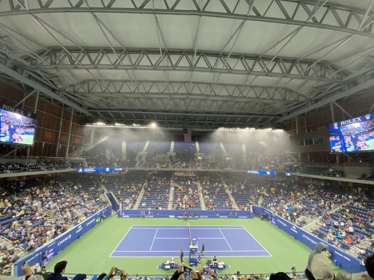 雨水刮進美網中央球場。摘自推特