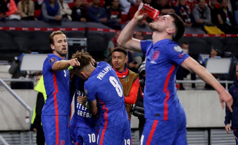 英格蘭隊員舉起水杯就喝，用動作反制球迷的手段。摘自英格蘭推特