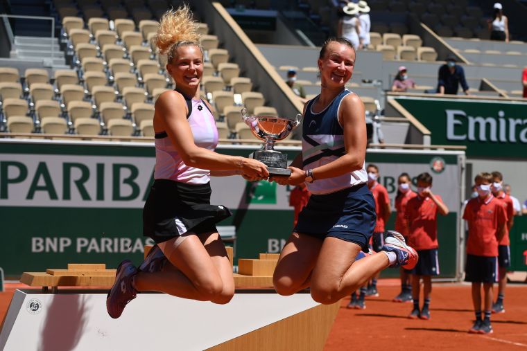 卡蕾茨科娃(右)成為法網21年來首位雙料冠軍。摘自法網官方推特