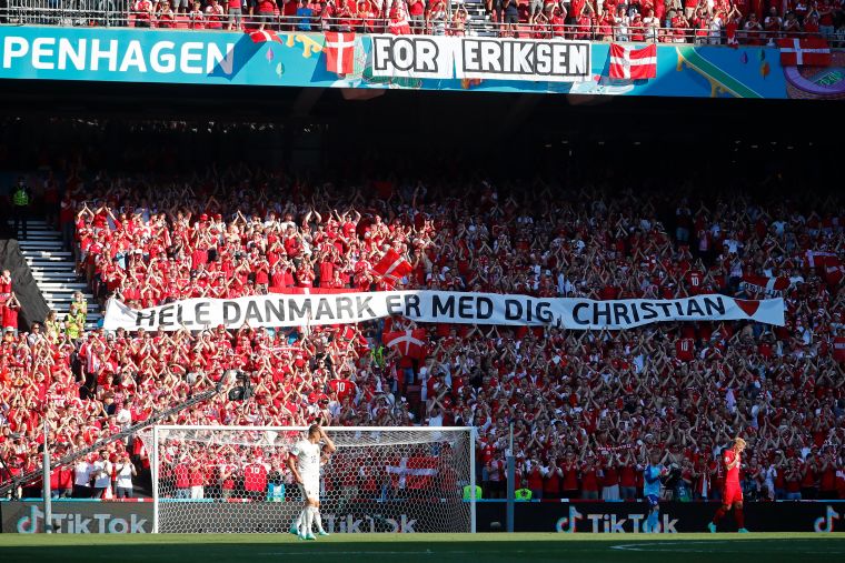 丹麥球迷拉出橫幅向艾歷克森致意。摘自官方推特