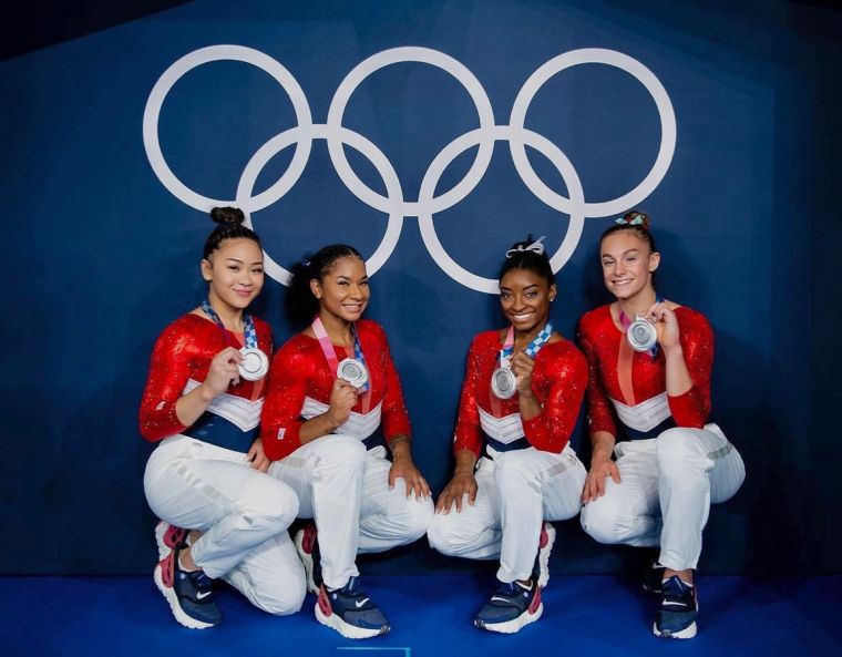 拜爾斯(右2)退賽後讓美國在女團屈居銀牌。摘自美國體操協會推特