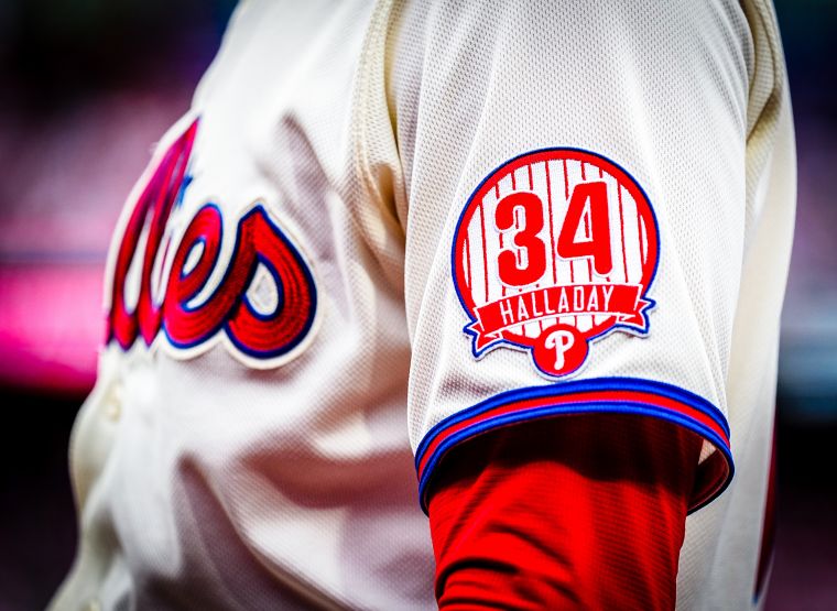 每位費城人球員身上的球衣都繡著「34號徽章」。摘自費城人推特