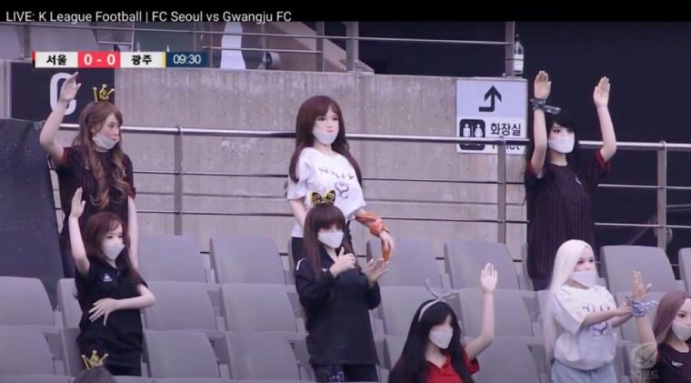 FC首爾看台擺滿了情趣娃娃。摘自推特