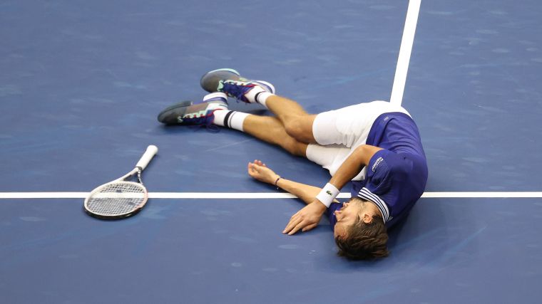 梅德維耶夫獲勝後直接躺在地上。摘目美網推特