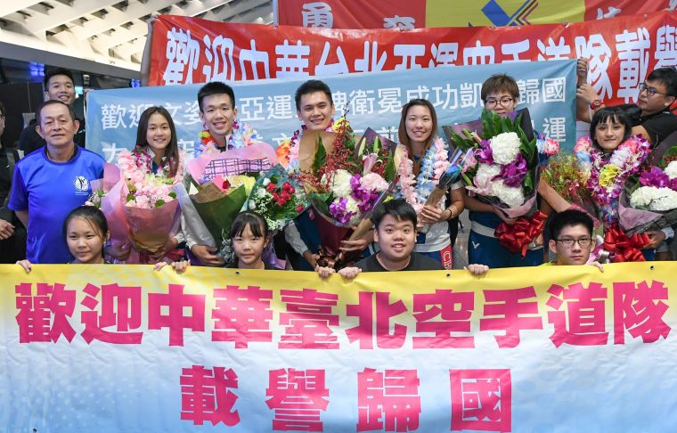 FILA特別與中華民國空手道協會共同接機，號召近百位粉絲迎接空手道代表隊凱旋回台。