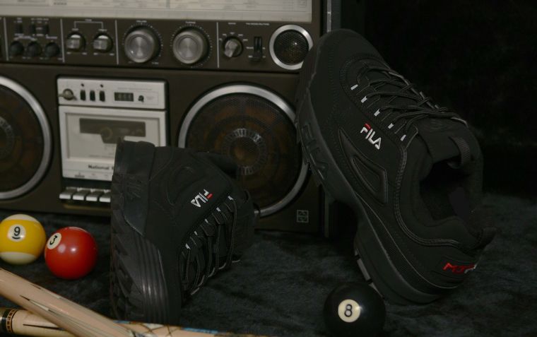 FILA 與MJFRESH合作推出The Big Dark闇黑版鋸齒鞋，辨識度超高的三大設計細節，包括鞋舌車縫MJFRESH品牌立體軟標。