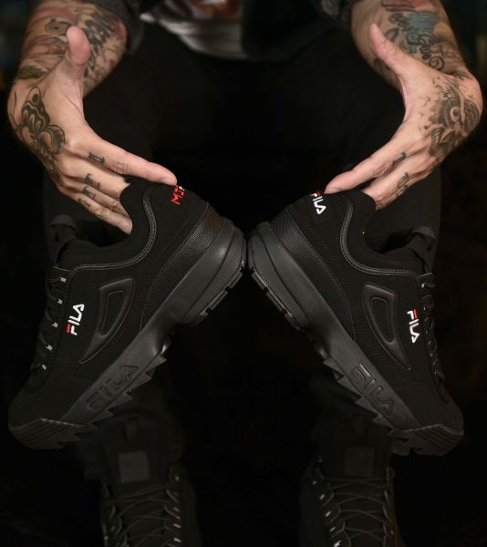 FILA 與MJFRESH合作推出The Big Dark闇黑版DISRUPTOR II，經典神鞋披上黑色羽翼，鞋面特別嚴選牛巴哥合成皮革。