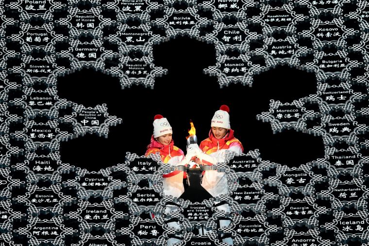 中國兩名oo後山生的小將負責將火炬插上大雪花台。摘自北京冬奧推特