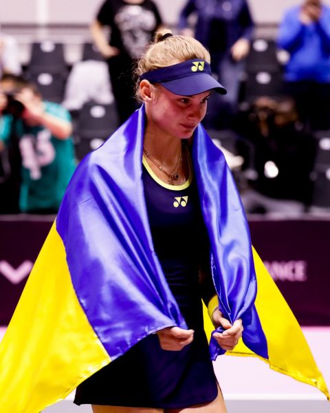 雅絲特蓮絲卡(Dayana Yastremska)賽後都不忘披上烏克蘭國旗。摘自推特