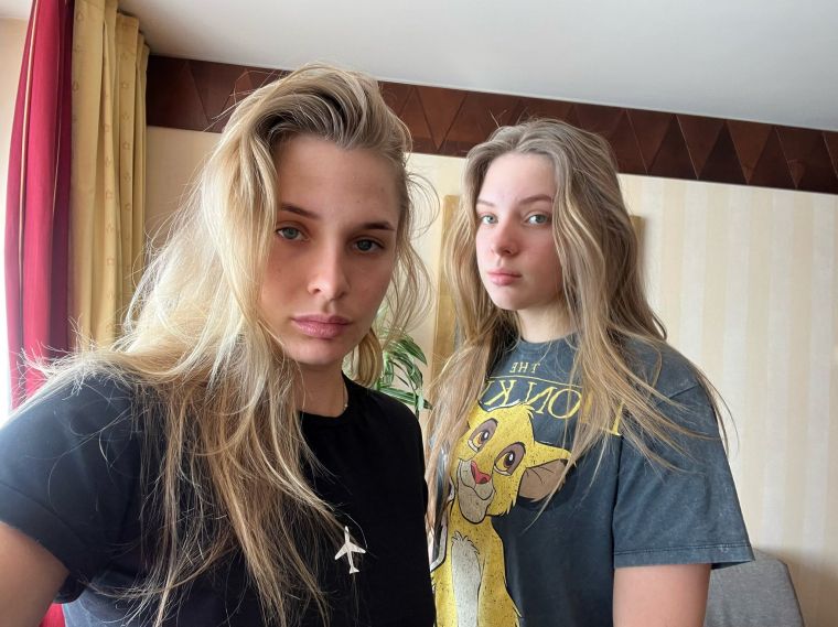 雅絲特蓮絲卡與妹妹逃離烏克蘭。摘自推特