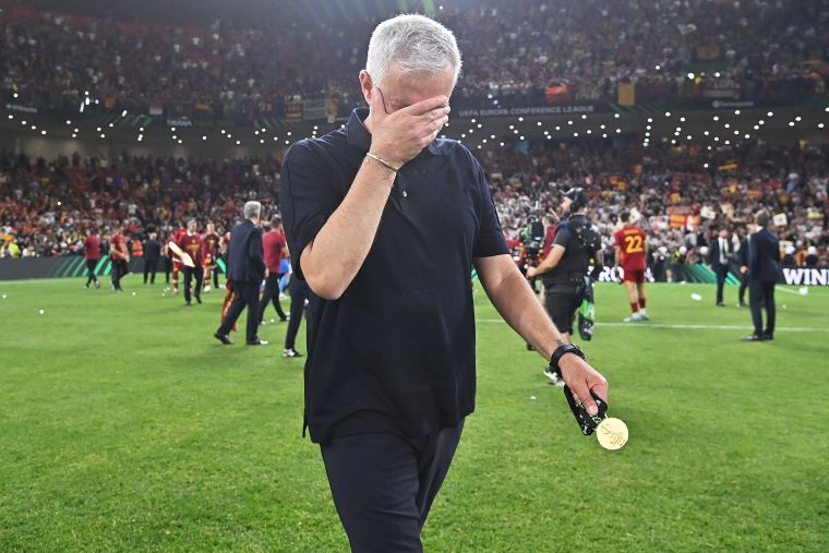 名帥穆里尼奧(José Mourinho)激動落淚。摘自歐議聯推特