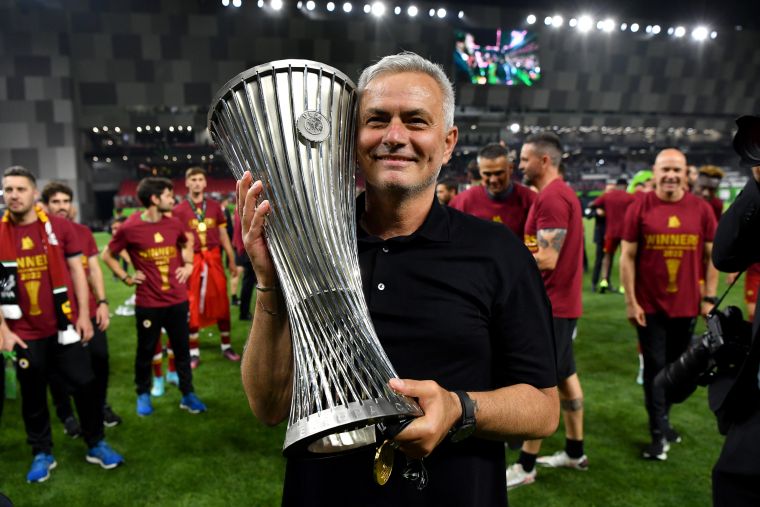 葡萄牙名帥穆里尼奧(José Mourinho)舉起第五座歐賽冠軍盃。摘自歐議聯推特