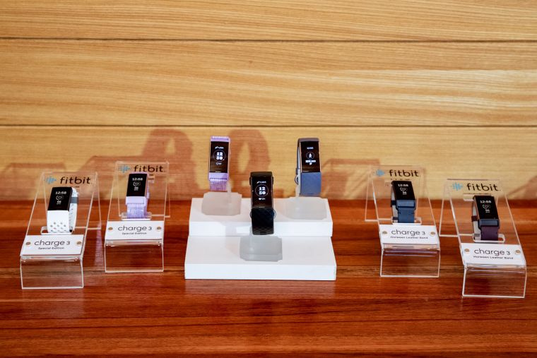 Fitbit Charge 3輕巧、舒適的外型設計，搭配加大型觸控螢幕、首次搭載的感應式按鈕，讓Charge 3成為品牌至今最創新的健身手環。