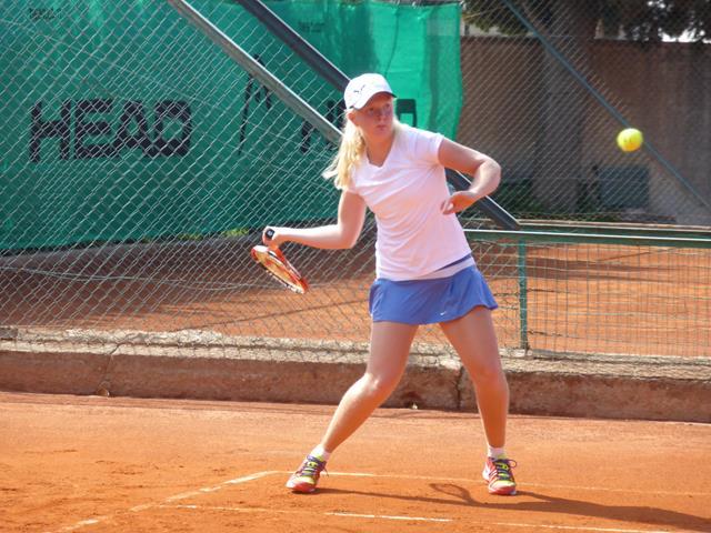 患有手腳發育不全罕見疾病的瓊絲照樣打進澳網女單會內賽。摘自個人推特