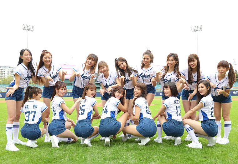 Fubon Angels全體成員今正式亮相，16位女孩一字排開換上嶄新的背號球衣。官方提供