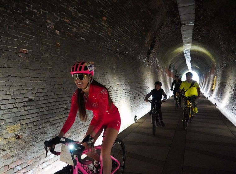 單車界神力女超人陳榆妡引領民眾騎行穿越台鐵百年舊隧道。體育署提供