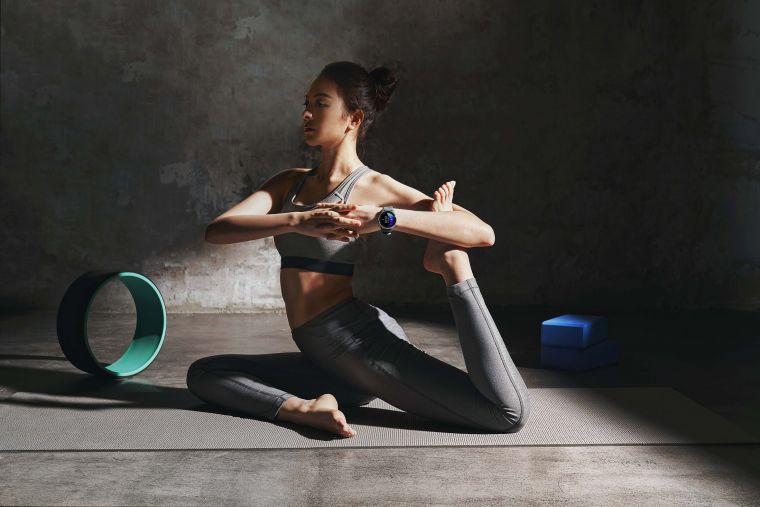 Garmin Connect台灣用戶的數據趨勢顯示，相較去年同期，從事瑜珈、自由重訓、室內有氧……等室內或居家運動的總體趨勢明顯上升近45%。(Garmin Venu AMOLED GPS智慧腕錶。